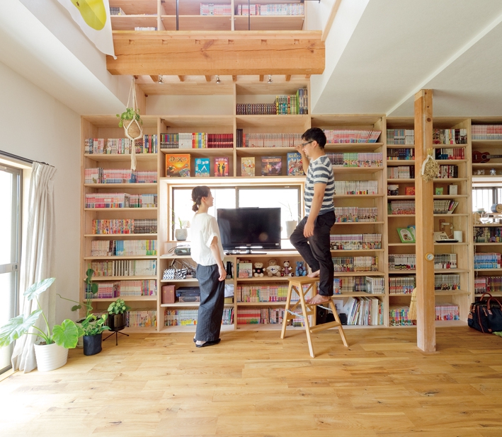 床をぶち抜いて吹き抜けにし 壁一面に本棚を 木とステンレスのオリジナルキッチンも A Design エーデザイン株式会社