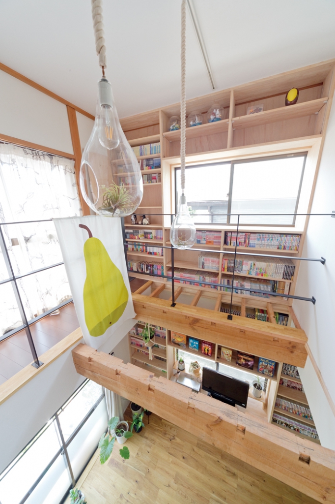 床をぶち抜いて吹き抜けにし 壁一面に本棚を 木とステンレスのオリジナルキッチンも A Design 株式会社アフィックス